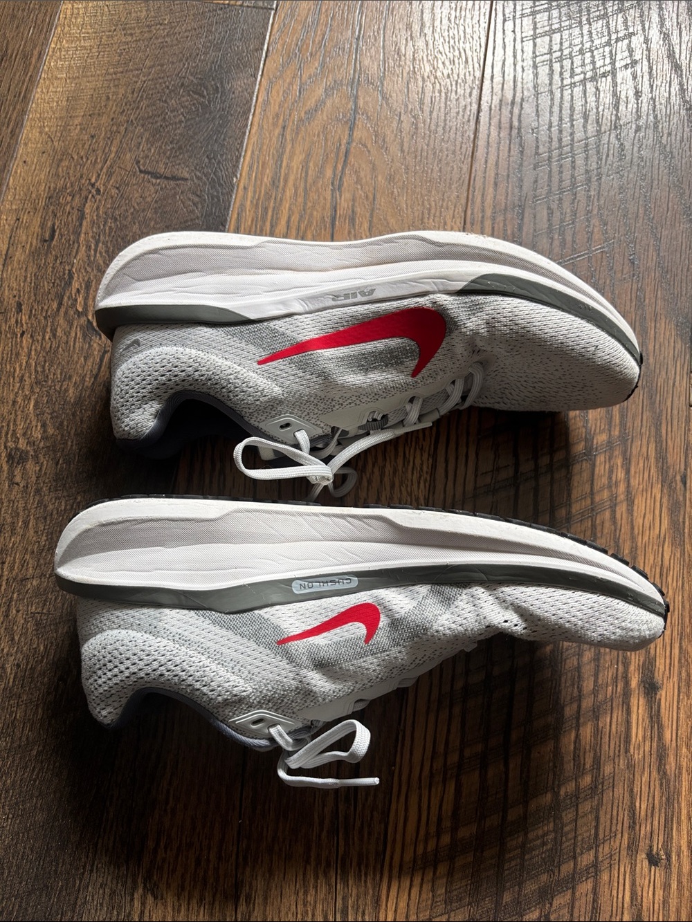 Nike Winflo 11 Mens Low Top Sneaker Light Gray Running Shoe Red Swoosh Size 10.5 - Picture 3 of 8